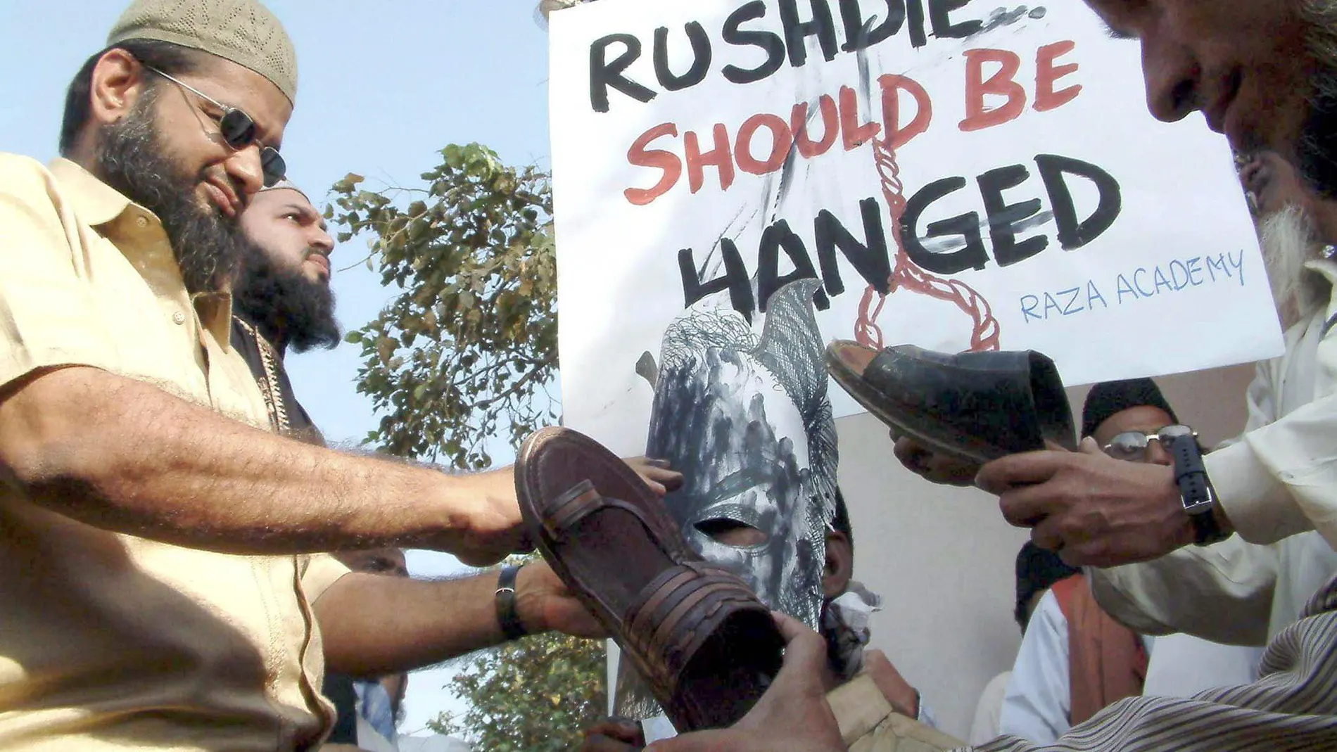 Durante una visita a Bombay en 2004, Rushdie fue amenazado de muerte por varios manifestantes