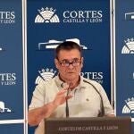 El portavoz de Sanidad del Grupo Parlamentario Socialista, Jesús Puente, atiende a la prensa
