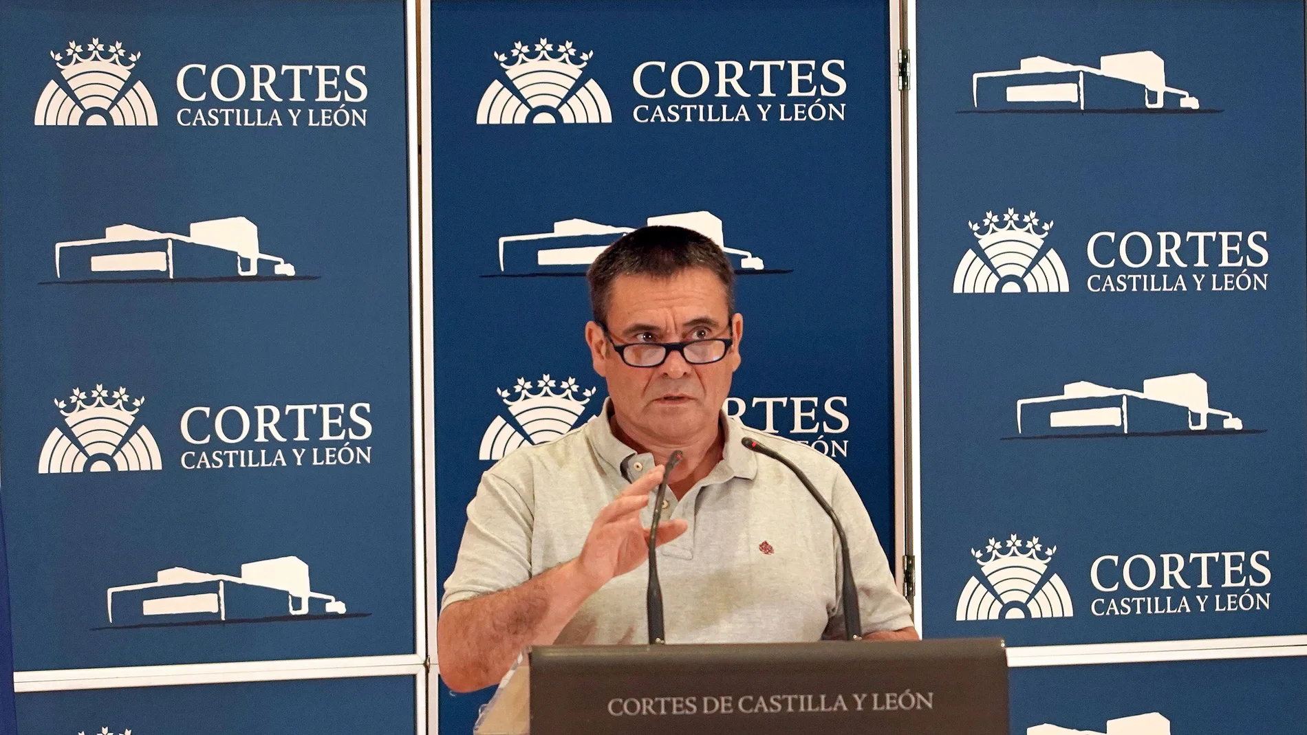 El portavoz de Sanidad del Grupo Parlamentario Socialista, Jesús Puente, atiende a la prensa