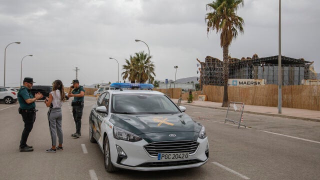 El capitán de la Compañía de la Guardia Civil de Sueca (Valencia) atiende a los medios de comunicación en el exterior del recinto del escenario principal del Festival Medusa de Cullera