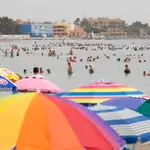 Cientos de bañistas se congregan en la playa del Espejo en el Mar Menor, en el municipio de Los Alcázares