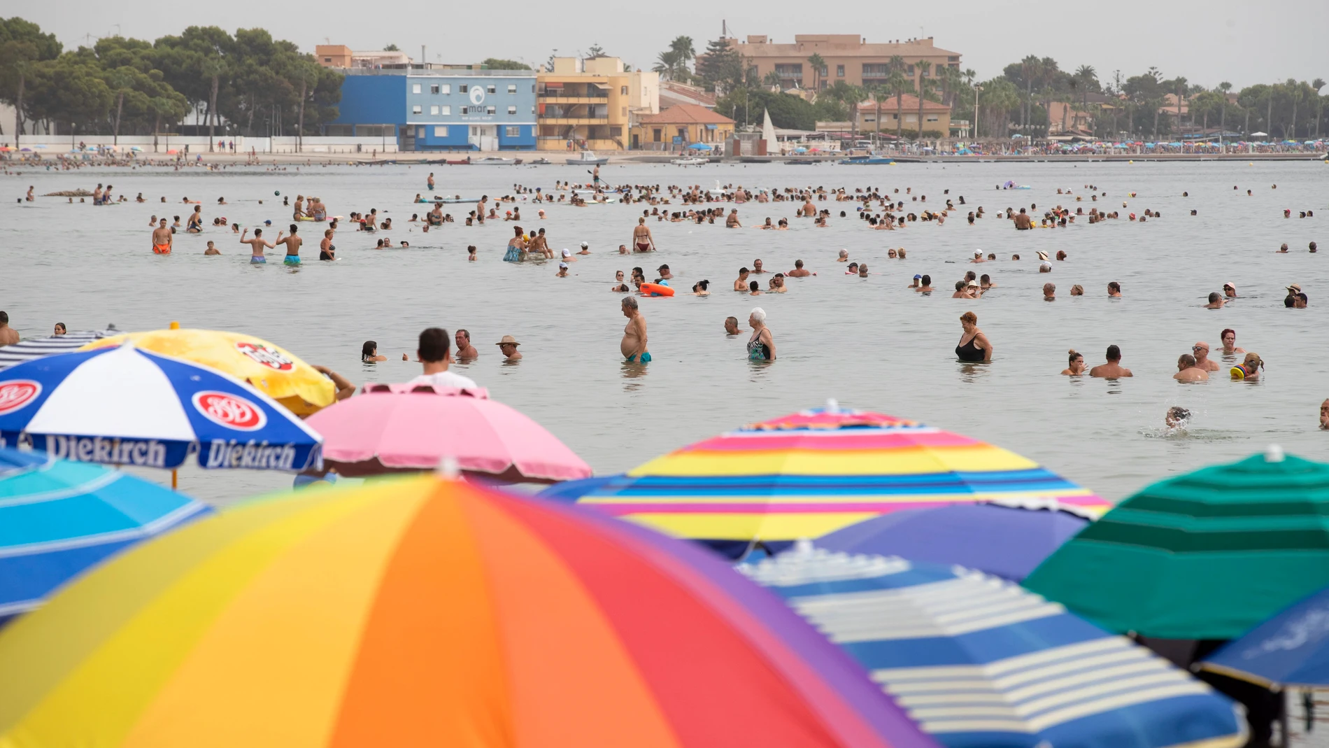 Cientos de bañistas se congregan en la playa del Espejo en el Mar Menor, en el municipio de Los Alcázares