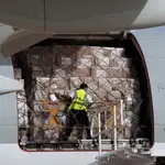 Un operario trabaja en la descarga de las 50,8 toneladas de material sanitario