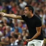 Xavi Hernández da órdenes en el primer partido liguero del Barça