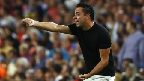 Xavi Hernández da órdenes en el primer partido liguero del Barça