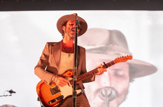 El músico y cantautor Leiva durante el concierto que ofrece en la tercera jornada del Festival Sonorama Ribera, hoy viernes en la localidad burgalesa de Aranda de Duero. EFE/Paco Santamaría