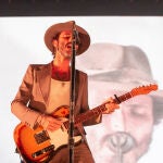 El músico y cantautor Leiva durante el concierto que ofrece en la tercera jornada del Festival Sonorama Ribera, hoy viernes en la localidad burgalesa de Aranda de Duero. EFE/Paco Santamaría