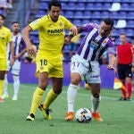 El centrocampista del Real Valladolid Roque Mesa (d) disputa el balón con Dani Parejo (i), del Villarreal, durante el partido de Liga de Primera División disputado hoy en el estadio José Zorrila. EFE/R. GARCÍA