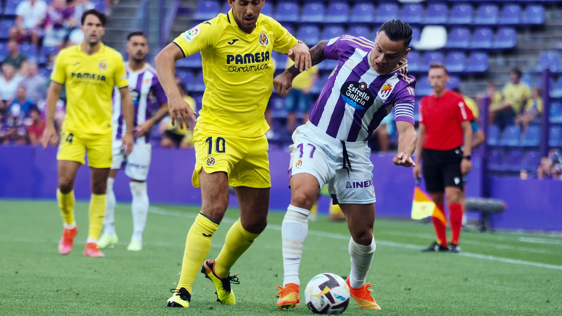 El centrocampista del Real Valladolid Roque Mesa (d) disputa el balón con Dani Parejo (i), del Villarreal, durante el partido de Liga de Primera División disputado hoy en el estadio José Zorrila. EFE/R. GARCÍA
