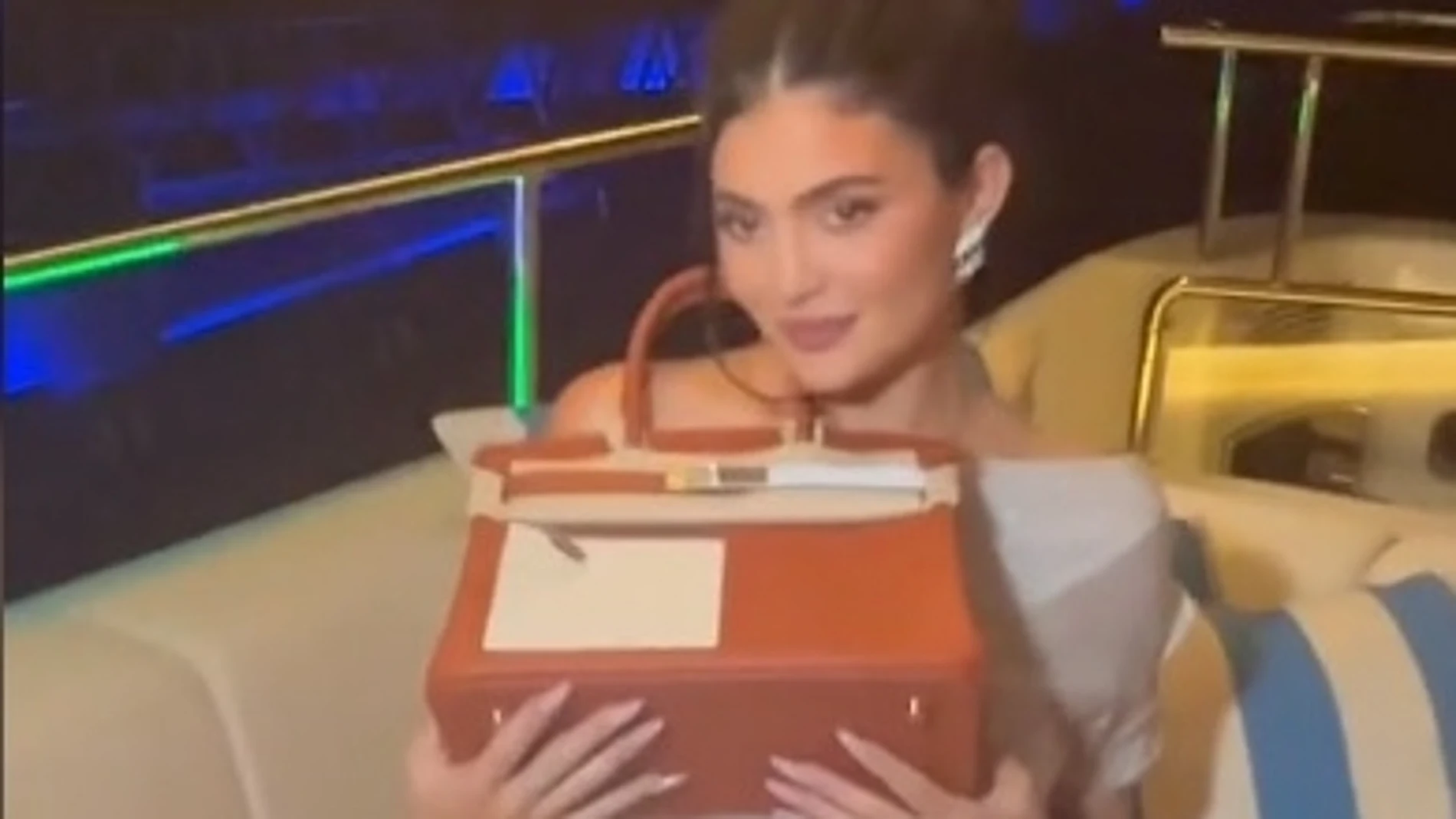 Kylie Jenner, con su bolso Hèrmes.