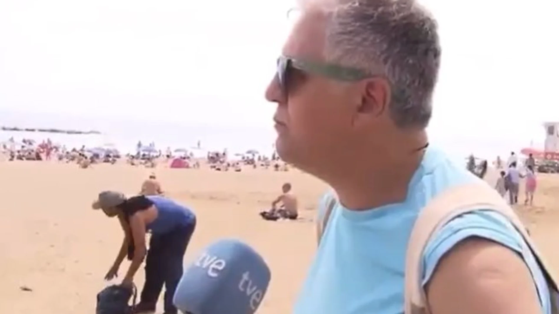 El hombre aprovechó la ausencia del bañista para robar su mochila en la playa de Barcelona