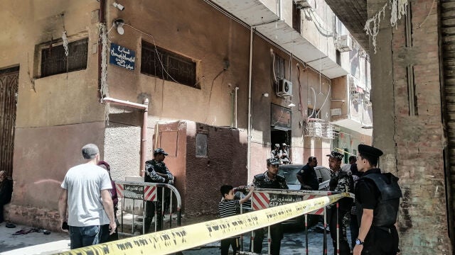 Policías egipcios colocan un cordón de seguridad alrededor de la iglesia copta de Abu Sefein
