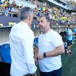 Sergio González saluda a Imanol antes del encuentro de la primera jornada