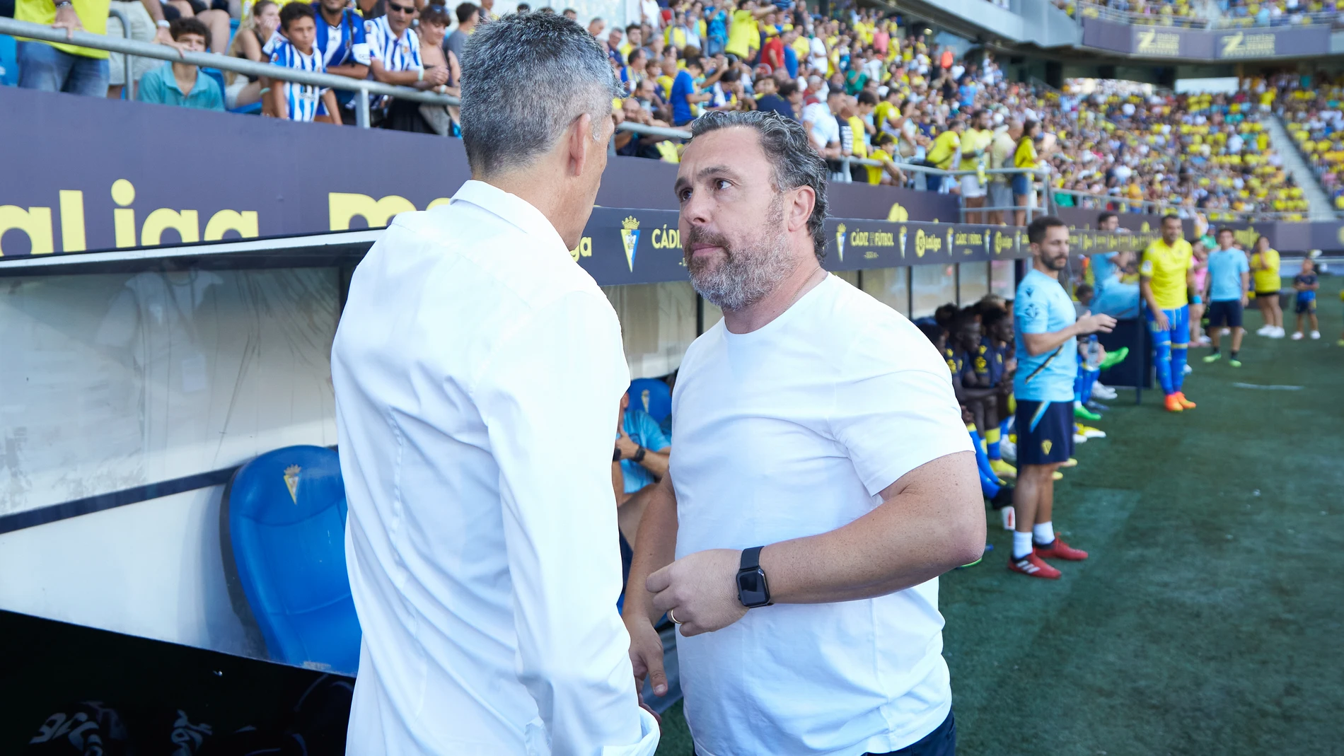Sergio González saluda a Imanol antes del encuentro de la primera jornada