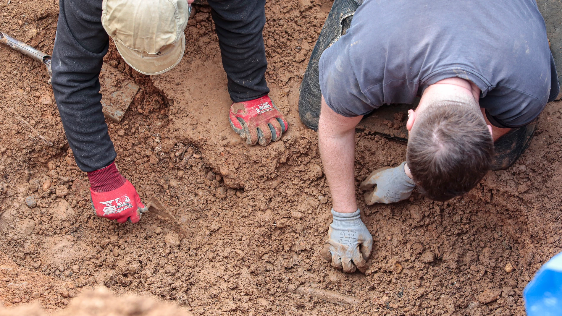 Trabajos en el cementerio de Villadangos del Páramo en busca de fosas comunes