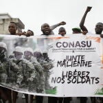 Manifestación en Abiyán pidiendo la liberación de 49 soldados marfileños detenidos en Malí bajo la acusación de tratarse de mercenarios.