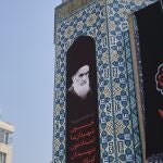 Retrato del ayatolá Ruholá Jomeiní en el santuario Saleh