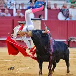 El diestro Ángel Téllez con su primer toro en el tercer festejo de la feria taurina de Málaga