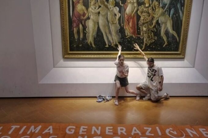Activistas climáticos del grupo "Ultima Generazione" pegan sus manos a una obra de Sandro Botticelli en museo italiano