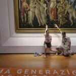 Activistas climáticos del grupo "Ultima Generazione" pegan sus manos a una obra de Sandro Botticelli en museo italiano