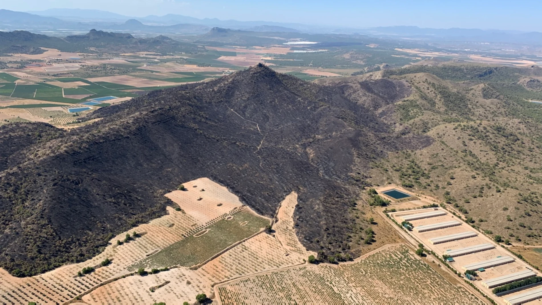 Imagen aérea de la superficie quemada en vuelo de reconocimiento efectuado por el helicóptero de coordinación y vigilancia de la Dirección General de Seguridad Ciudadana y Emergencias.