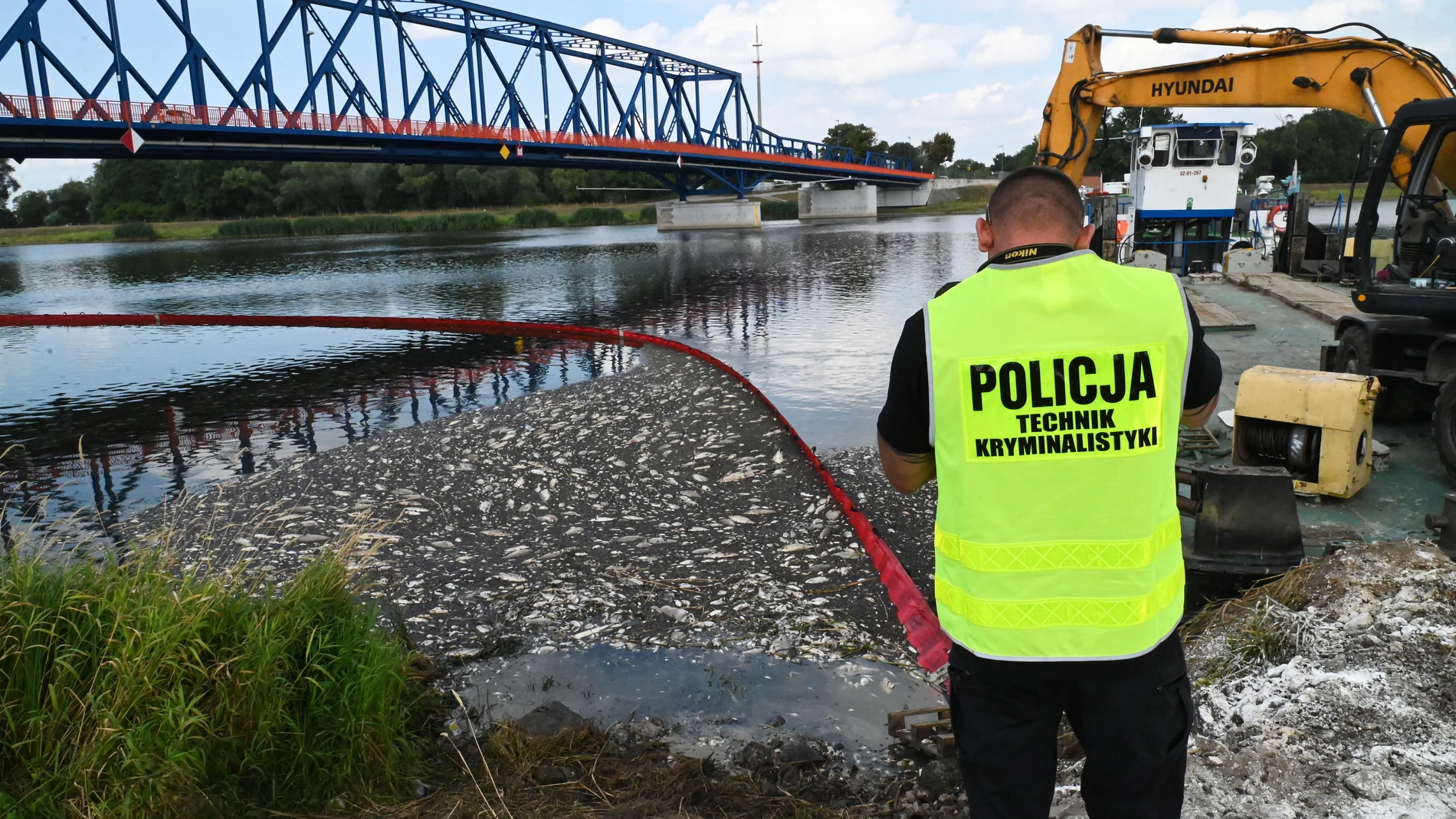 Un dique flexible desplegado como parte de la operación de limpieza del río Oder después de que miles de peces muertos aparecieran en las orillas del río, en el pueblo de Krajnik Dolny, en Polonia
