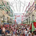 Una multitud se congrega en la calle Larios, en el centro histórico de la ciudad, este lunes, durante las celebraciones por la Feria de Málaga. EFE/ Daniel Pérez