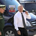 Vladimir Putin y su ministro de Defensa, Sergei Shoigu, acuden a un foro de tecnología militar en Moscú