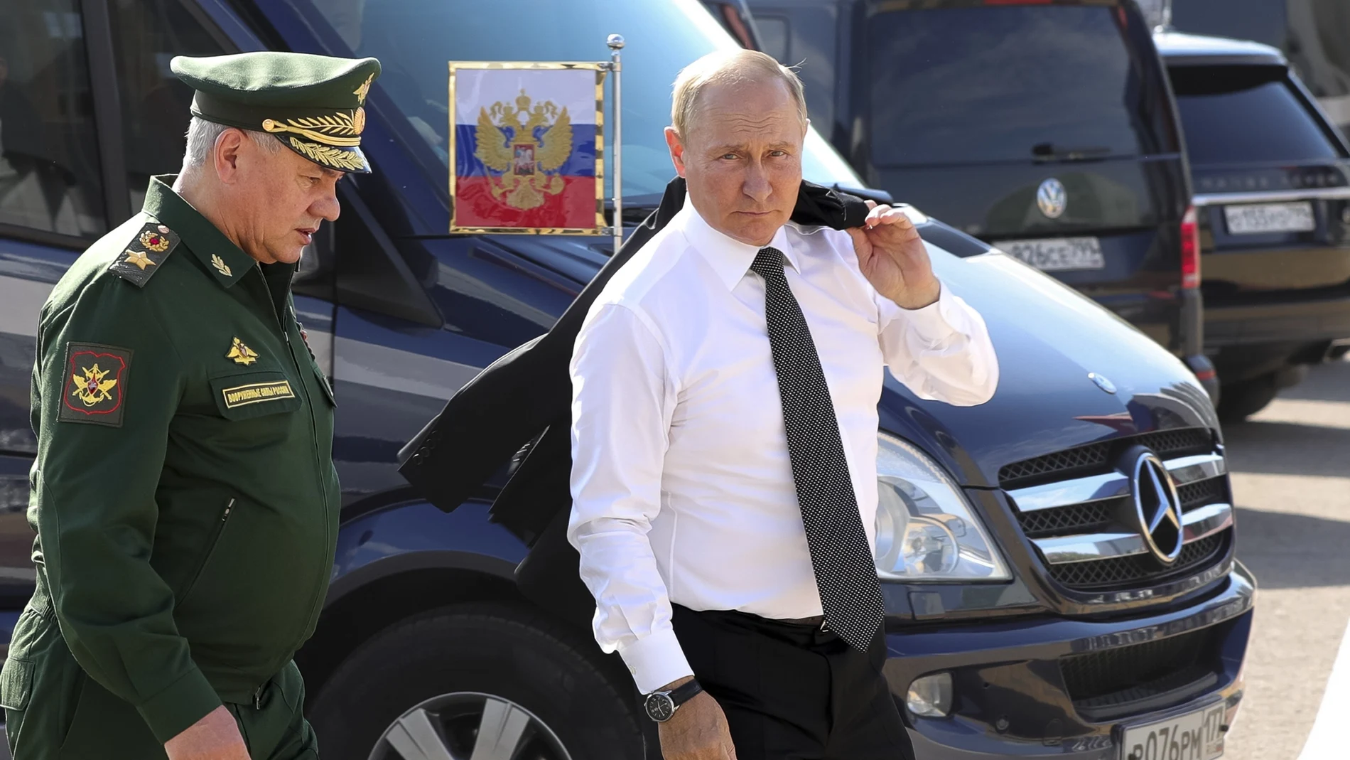 Vladimir Putin y su ministro de Defensa, Sergei Shoigu, acuden a un foro de tecnología militar en Moscú