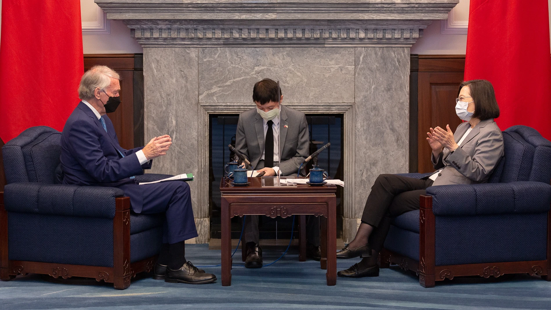 La presidenta de Taiwán, Tsai Ing Wen, conversa con el senador estadounidense Ed Markey