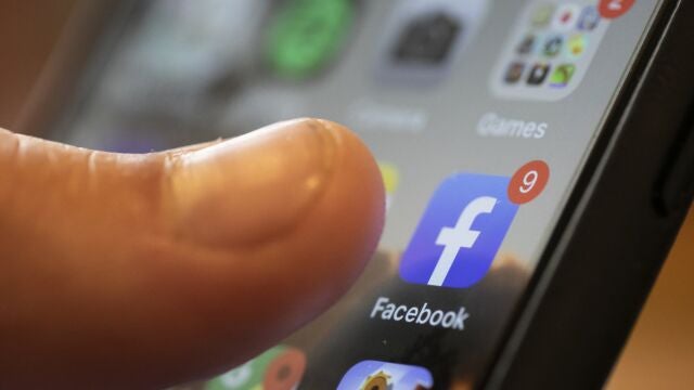 Imagen del icono de la red social Facebook en un smartphone
