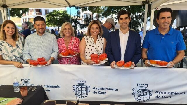 Los vicepresidentes primero y cuarto de la institución provincial, Margarita del Cid y Cristóbal Ortega, asisten a la tradicional cata-concurso-subasta del Tomate Huevo de Toro. DIPUTACIÓN
