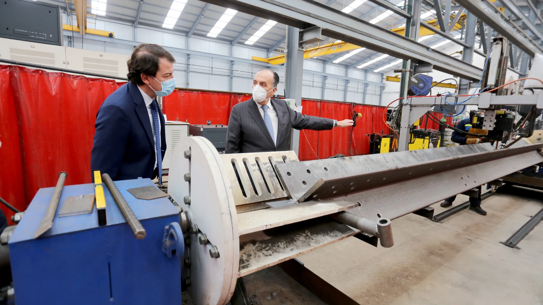 El presidente de la Junta de Castilla y León, Alfonso Fernández Mañueco (C), visita las instalaciones de la empresa Made Tower en Medina del Campo