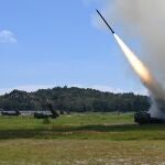 China lanza un misil durante las maniobras en el estrecho de Taiwán