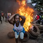 Una simpatizante de Raila Odinga toca un silbato durante los disturbios originados Kibera tras el anuncio de la victoria de Ruto.