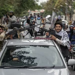 Milicianos talibanes celebran en Kabul su primer año en el poder