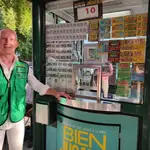 El vendedor de la ONCE Rafael Llopis, que ha repartido un millón de euros en las Tres Mil Viviendas