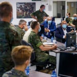 La ministra de Defensa, Margarita Robles (d), durante su visita al Cuartel General de la División ''San Marcial'' del Ejército de Tierra en el acuartelamiento Diego Porcelos de Burgos. EFE/Santi Otero