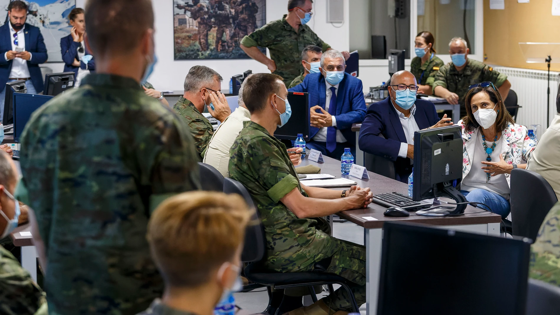 La ministra de Defensa, Margarita Robles (d), durante su visita al Cuartel General de la División ''San Marcial'' del Ejército de Tierra en el acuartelamiento Diego Porcelos de Burgos. EFE/Santi Otero