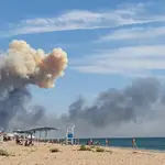 Columnas de humo tras la explosión en la localidad de Saky en Crimea