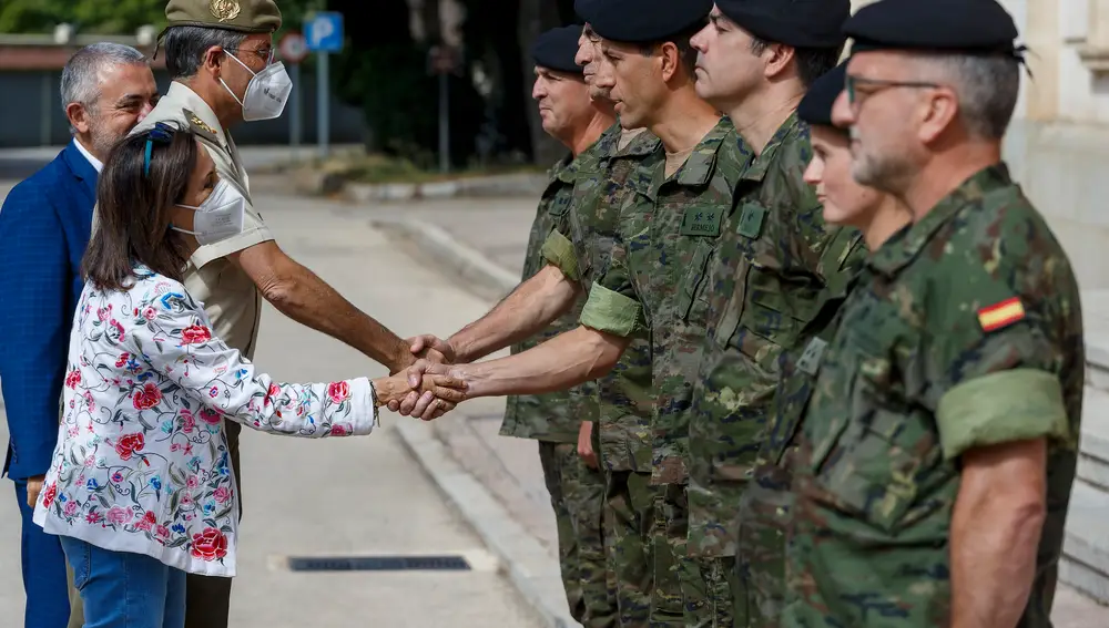 La ministra de Defensa, Margarita Robles (i), durante su visita al Cuartel General de la División ''San Marcial'' del Ejército de Tierra en el acuartelamiento Diego Porcelos de Burgos. EFE/Santi Otero