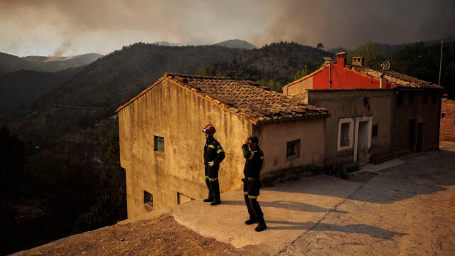El incendio que se declaró este lunes en Bejís (Castellón) sigue activo