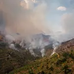 El incendio que se declaró este lunes en Bejís (Castellón) sigue activo aunque durante la noche se ha podido trabajar mejor porque las condiciones de humedad han sido más favorables
