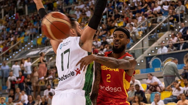 Lorenzo Brown intenta superar la defensa de Jonas Valanciunas en el penúltimo amistoso de preparación para el Eurobasket