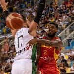 Lorenzo Brown intenta superar la defensa de Jonas Valanciunas en el penúltimo amistoso de preparación para el Eurobasket