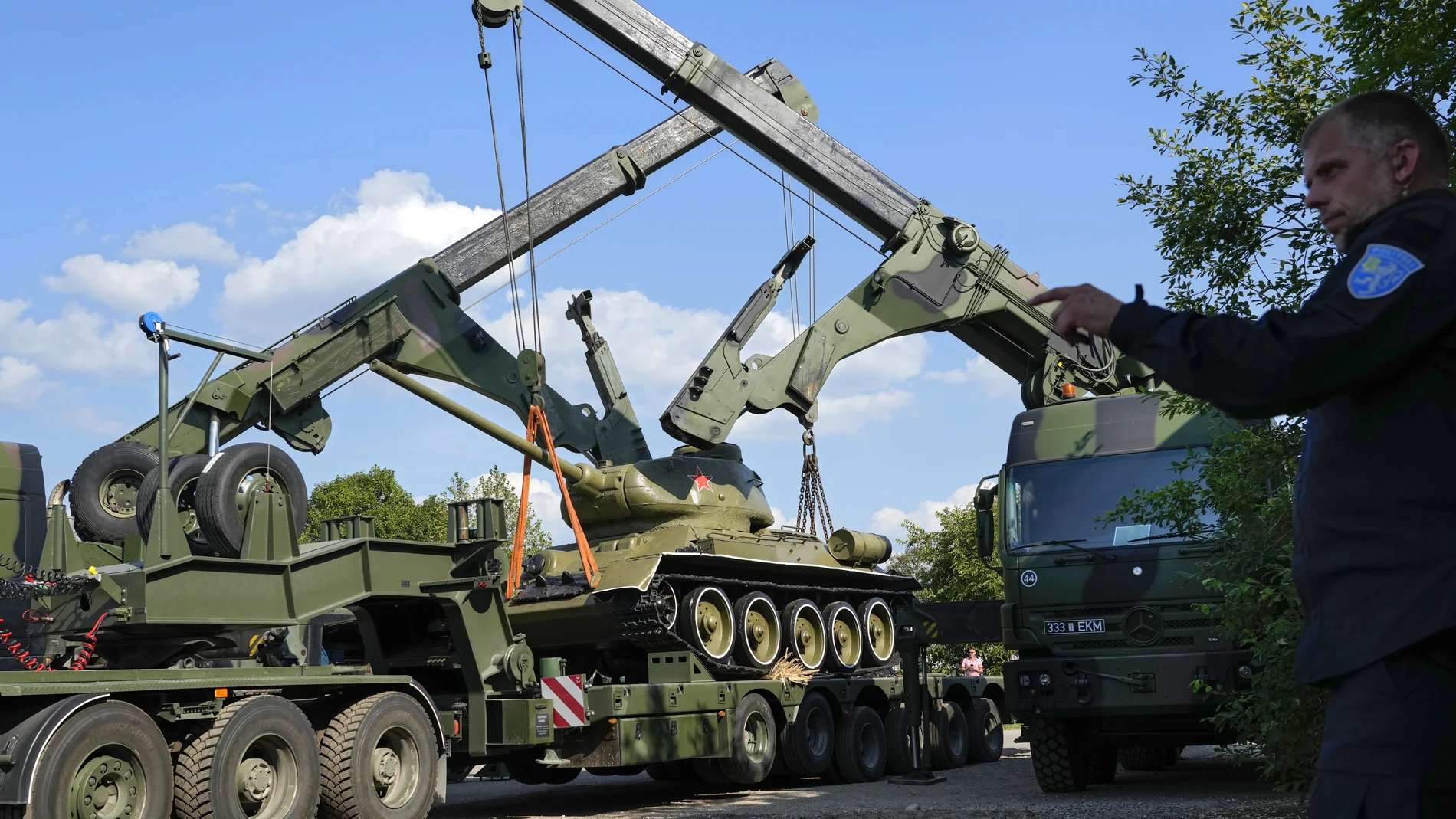 Soldados estonios trasladan en un tráiler un tanque soviético a un museo en la ciudad fronteriza de Narva