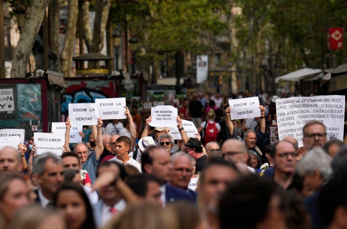 Protestas en Barcelona exigiendo saber la verdad, cuando se cumple el quinto aniversario delos atentados de Las Ramblas