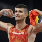 El español Asier Martínez celebra su medalla de oro tras ganar la final masculina de 110 metros vallas en el Europeo de Múnich