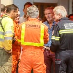 El ministro del Interior, Fernando Grande-Marlaska conversa con un grupo de bomberos durante su visita a las zonas afectadas por el incendio de Bejís
