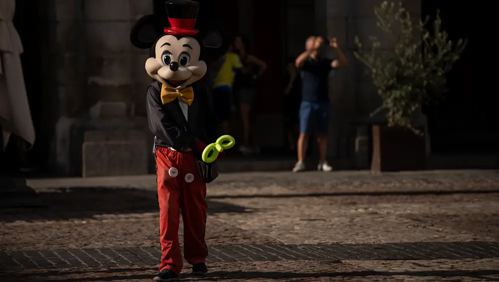 Mimos disfrazados de Mickey, Mario Bros y Chucky en la Plaza Mayor